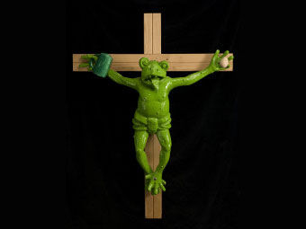 Музей оставит в экспозиции "кощунственную" лягушку