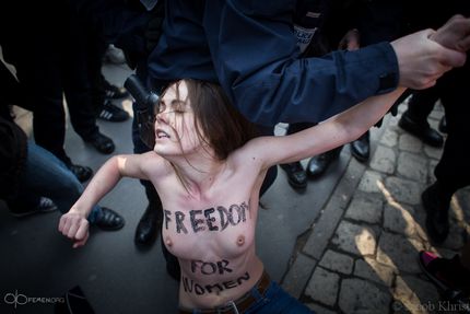 Topless Jihad. Paris. Mini: 430x750