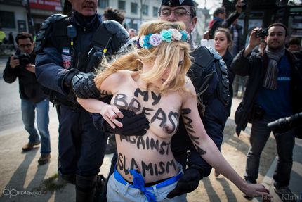 Topless Jihad. Paris. Mini: 430x750