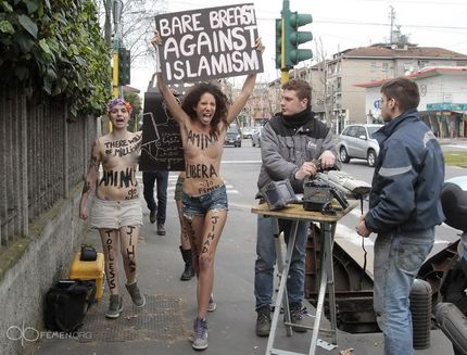 Topless Jihad. Milano. Mini: 430x750