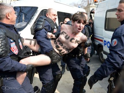 Topless Jihad. Paris. Mini: 430x750