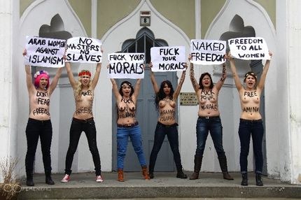 Topless Jihad. Berlin. Mini: 430x750