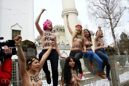 Topless Jihad. Berlin. Mini: 430x750