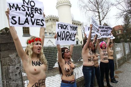 Topless Jihad. Berlin. Mini: 430x750