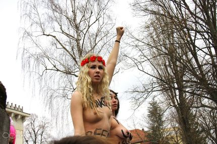 Topless Jihad. Berlin. Mini: 430x750