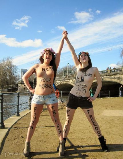 FEMEN GERMANY. Mini: 430x750