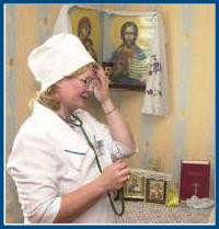 Попы в белых халатах